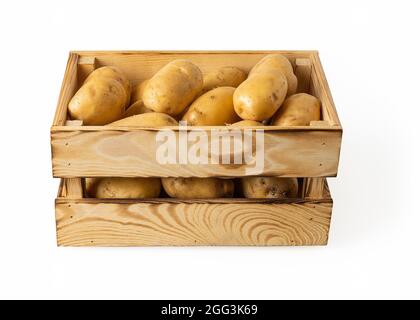 Rohe Kartoffelknollen in einer Holzkiste isoliert auf weißem Hintergrund. Frische gelbe Kartoffeln in einer Holzkiste. Behälter für Gemüse im rustikalen Stil. Stockfoto