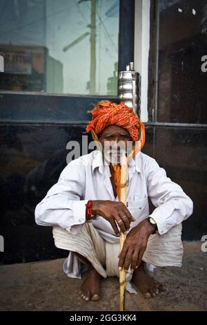 Arbeiter in und um die ländlichen Gebiete von Rajasthan im Nordwesten Indiens übernehmen tägliche Arbeit und Aufgaben. Die meisten von ihnen leben unter harten Bedingungen und extremer Armut. Stockfoto