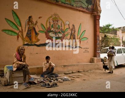 Arbeiter in und um die ländlichen Gebiete von Rajasthan im Nordwesten Indiens übernehmen tägliche Arbeit und Aufgaben. Die meisten von ihnen leben unter harten Bedingungen und extremer Armut. Stockfoto