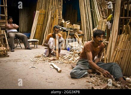 Arbeiter in und um die ländlichen Gebiete von Rajasthan im Nordwesten Indiens übernehmen tägliche Arbeit und Aufgaben. Die meisten von ihnen leben unter harten Bedingungen und extremer Armut. Stockfoto