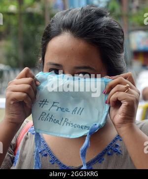 Kalkutta, Indien. August 2021. Menschenrechtsaktivisten protestieren gegen die indische Regierung, fordern die sofortige Freilassung politischer Gefangener, ziehen die UAPA und alle anderen drakonischen Gesetze zurück, lassen den Fall gegen die 16 Aktivisten-Zentren um Elger Parisad frei, eine Veranstaltung, die am 31. Dezember 2017 stattfand. (Foto: Sandip Saha/Pacific Press) Quelle: Pacific Press Media Production Corp./Alamy Live News Stockfoto