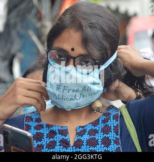 Kalkutta, Indien. August 2021. Menschenrechtsaktivisten protestieren gegen die indische Regierung, fordern die sofortige Freilassung politischer Gefangener, ziehen die UAPA und alle anderen drakonischen Gesetze zurück, lassen den Fall gegen die 16 Aktivisten-Zentren um Elger Parisad frei, eine Veranstaltung, die am 31. Dezember 2017 stattfand. (Foto: Sandip Saha/Pacific Press) Quelle: Pacific Press Media Production Corp./Alamy Live News Stockfoto