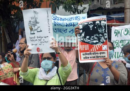 Kalkutta, Indien. August 2021. Menschenrechtsaktivisten protestieren gegen die indische Regierung, fordern die sofortige Freilassung politischer Gefangener, ziehen die UAPA und alle anderen drakonischen Gesetze zurück, lassen den Fall gegen die 16 Aktivisten-Zentren um Elger Parisad frei, eine Veranstaltung, die am 31. Dezember 2017 stattfand. (Foto: Sandip Saha/Pacific Press) Quelle: Pacific Press Media Production Corp./Alamy Live News Stockfoto