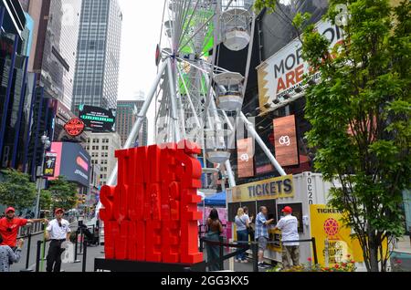 Ein riesiges Riesenrad wird gebaut, um Touristen willkommen zu heißen, während die Stadt am 28. August 2021 von der Pandemie zurückspringen wird. Stockfoto