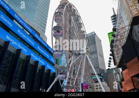 Ein riesiges Riesenrad wird gebaut, um Touristen willkommen zu heißen, während die Stadt am 28. August 2021 von der Pandemie zurückspringen wird. Stockfoto