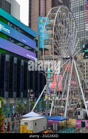 Ein riesiges Riesenrad wird gebaut, um Touristen willkommen zu heißen, während die Stadt am 28. August 2021 von der Pandemie zurückspringen wird. Stockfoto