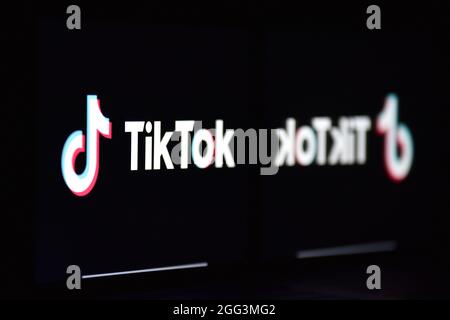 China. August 2021. In dieser Abbildung ist ein „TikTok“-Logo auf einem Computerbildschirm zu sehen. (Foto von Sheldon Cooper/SOPA Images/Sipa USA) Quelle: SIPA USA/Alamy Live News Stockfoto