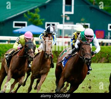 28. August 2021, Saratoga Springs, NY, USA: 28. August 2021: Viadera (GB) # 3, geritten von Jockey Joel Rosario tritt am 28. August 2021 auf dem Rasen der Saratoga Race Course in Saratoga Springs, N.Y., in die Strecke der Grade 2 Ballston Spa Stakes ein. Dan HearyEclipse Sportswire CSM Stockfoto