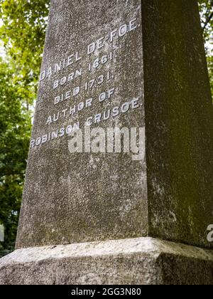 Daniel Defoe Grabstein auf dem Bunhill Fields Begräbnisplatz in London. Defoe 1661-1731 war der Autor von Robinson Crusoe. Obelisk wurde 1870 errichtet. Stockfoto