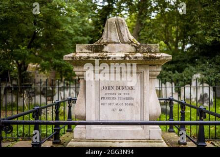 John Bunyans Grab und Grab in Bunhill Fields Begräbnisplatz in der City of London. Bunyan 1628-1688 war der Autor von The Pilgrim's Progress. Stockfoto