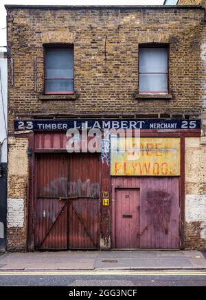 Vintage London Shop Front - L. Lambert Timber Merchant Hoxton Street East London. London Vintage Store Fronts. Stockfoto