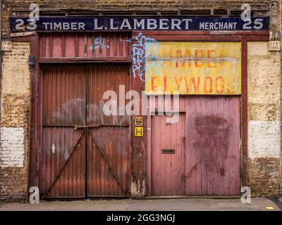 Vintage London Shop Front - L. Lambert Timber Merchant Hoxton Street East London. London Vintage Store Fronts. Stockfoto