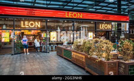 Leon Restaurant London - das gesunde und gesunde Fast-Food-Restaurant Leon im Londoner Spitalfields Market Development in der City of London. Stockfoto