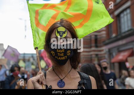 London, Großbritannien. August 2021. Tierrechtler und Aktivisten, darunter Extinction Rebellion, treffen sich auf dem Smithfield Market zu einem demonstrationsmarsch durch die Stadt, um große Unternehmen und ihre Ausbeutung der Umwelt hervorzuheben. Der marsch hält an verschiedenen Hauptquartieren der Stadt, darunter Unilever, Cargill und das Hauptquartier des Marine Stewardship Council. Penelope Barritt/Alamy Live News Stockfoto