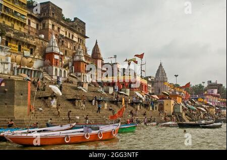 Hinduistische Pilger und heilige Männer oder Sadhus nehmen an den heiligen Wallfahrten von Yatra in den heiligen Städten von Haridwar und Varanasi am Fluss Ganges in Indien Teil Stockfoto