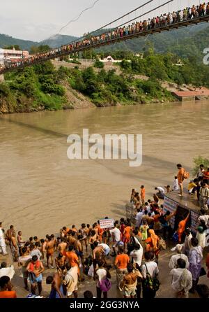 Hinduistische Pilger und heilige Männer oder Sadhus nehmen an den heiligen Wallfahrten von Yatra in den heiligen Städten von Haridwar und Varanasi am Fluss Ganges in Indien Teil Stockfoto