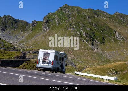 Wohnmobil in einer Parkbucht an der Transfagarasan High Road, Siebenbürgen, Rumänien Stockfoto