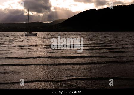 Silhouette des Bootes auf dem See Stockfoto