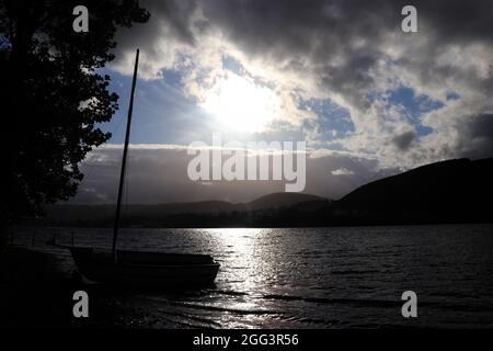 Silhouette des Bootes auf dem See Stockfoto