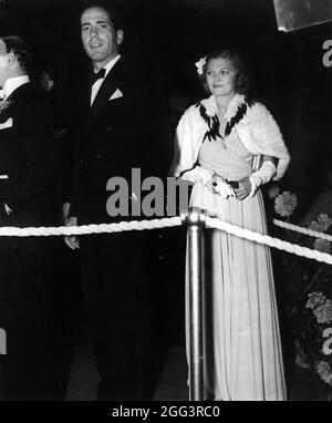 HUMPHREY BOGART und MAYO METHOT im Carthay Circle Theatre für die Hollywood-Premiere von PAUL MUNI im LEBEN VON EMILE ZOLA am 9. September 1937 für Warner Bros Stockfoto