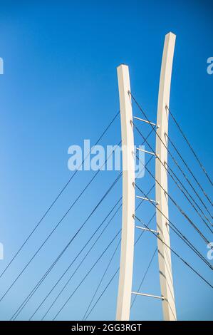 Nahaufnahme einer Brücke mit Kabelgestast vor blauem Himmel Stockfoto