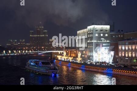 25. Dezember 2020, Moskau, Russland. Motorschiff der Firma Radisson auf dem Moskauer Fluss an einem Winterabend. Stockfoto