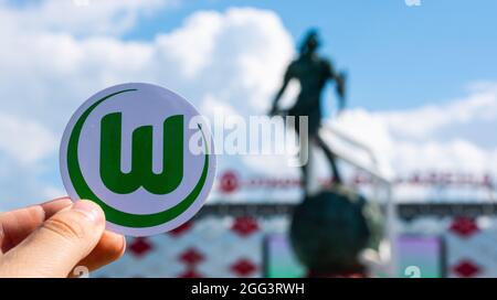 14. Juni 2021 Wolfsburg, Deutschland. Das Emblem des Fußballvereins VfL Wolfsburg vor dem Hintergrund eines modernen Stadions. Stockfoto