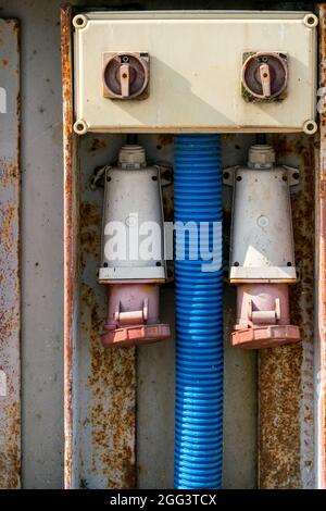 Detail Vertikale Aufnahme von massiven alten Außensteckdosen auf Beton-Hafenmole im Hafen von Hel, Polen. Strom für Marineschiffe. Rau Stockfoto