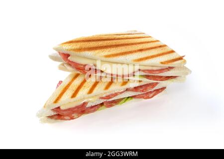 Gegrilltes Doppelsandwich mit italienischer Salami und Schmelzkäse auf weißem Hintergrund Stockfoto