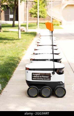 Auf dem Campus der University of Illinois in Chicago, USA, wartet eine Reihe von Starship Food Delivery Robotern auf ihre Umsetzung. Stockfoto