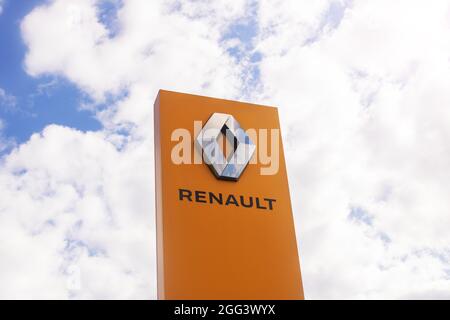 WEISSRUSSLAND, NOVOPOLOTSK - 26. AUGUST 2021: Renault Autohaus Zeichen Stockfoto