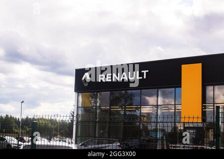 WEISSRUSSLAND, NOVOPOLOTSK - 26. AUGUST 2021: Renault Autohaus Zeichen Stockfoto