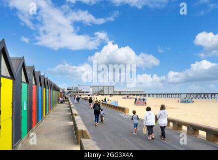 Strandhütten und Claremont Pier, Lowestoft, Suffolk, East Anglia, England, VEREINIGTES KÖNIGREICH Stockfoto