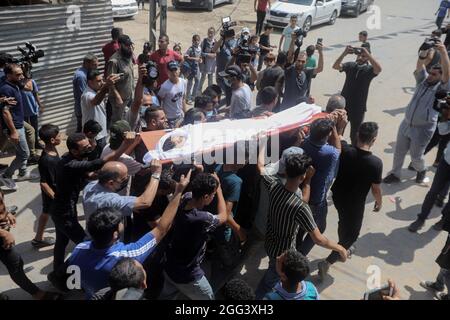 Gaza-Stadt. August 2021. Familie und Freunde bei der Beerdigung von Omar Abu Al-Yenel, der während der Konfrontationen mit der israelischen Armee an der östlichen Grenze von Gaza-Stadt verletzt wurde. Kredit: Majority World CIC/Alamy Live Nachrichten Stockfoto