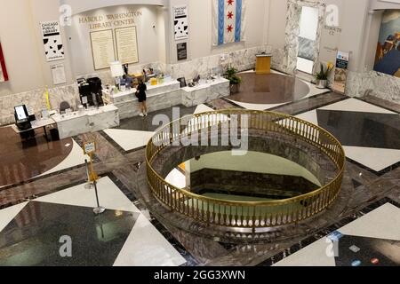 Die Hauptlobby und die Rezeption des Harold Washington Library Center, Chicago Public Library, an der State Street in der Loop von Chicago, Illinois, USA. Stockfoto