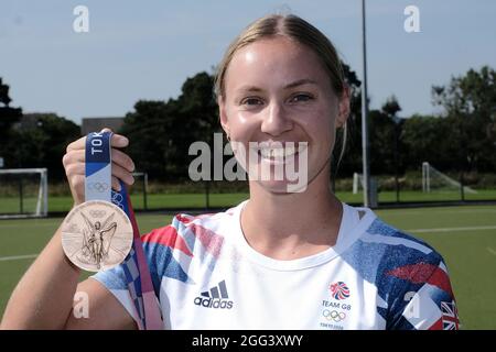 Galashiels, Großbritannien. August 2021. Sarah Robertson (27) kehrte in den Club zurück, der ihr bei ihrer sportlichen Karriere auf dem künstlichen Fußballplatz Fjordhus Reivers in Tweedbank, Galashiels, half. Als regelmäßige Torschützin 2021 schaffte sie beim Bronzemedaillenspiel bei den Olympischen Spielen 2020 (2021) in Tokio ein erhabenes Ziel, als sie Großbritannien auf dem Podium landete. Sie nahm sich Zeit, mit jungen Spielern zu plaudern und erhielt eine Präsentation vom Club. ( Kredit: Rob Gray/Alamy Live News Stockfoto