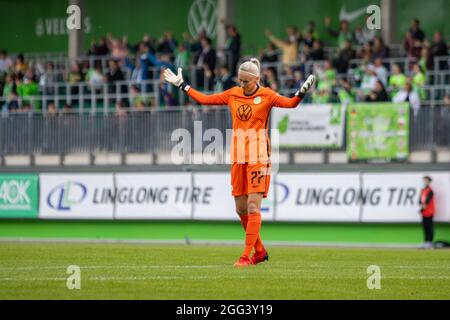 Wolfsburg, Deutschland. August 2021. Katarzyna Kiedrzynek (77 Potsdam) feiert beim Flyeralarm Frauen-Bundesliga-Spiel zwischen VfL Wolfsburg und 1 das erste Tor. FFC Turbine Potsdam im AOK-Stadion am 28. August 2021 in Wolfsburg, Deutschland Quelle: SPP Sport Pressefoto. /Alamy Live News Stockfoto