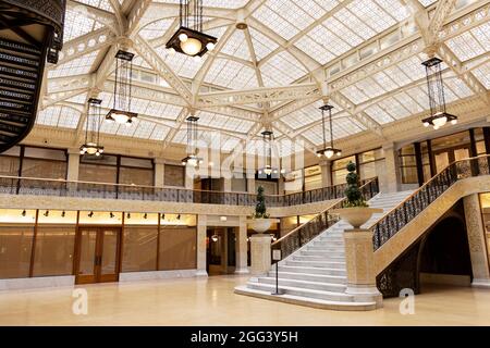 Die Lobby des Rookery Building in Chicago, Illinois, USA, mit einem Interieur, das von Frank Lloyd Wright im Jahr 1905 entworfen wurde und in dem sein Institut beheimatet ist. Stockfoto