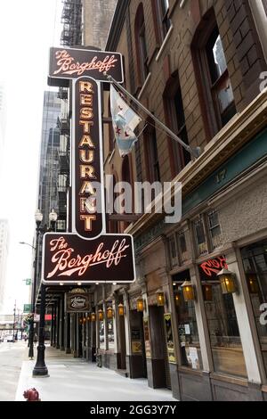 Neonschild vor dem historischen Berghoff, einem deutschen Restaurant an der West Adams Street in der Loop of Chicago, Illinois, USA. Stockfoto