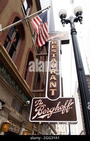 Neonschild vor dem historischen Berghoff, einem deutschen Restaurant an der West Adams Street in der Loop of Chicago, Illinois, USA. Stockfoto