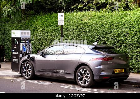 London, England - August 2021: Elektroauto von Jaguar mit Anschluss an eine Ladestation für Elektrofahrzeuge Stockfoto