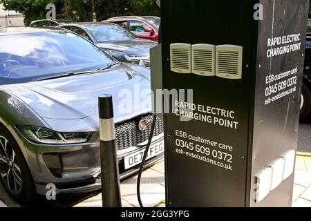 London, England - August 2021: Elektroauto von Jaguar mit Anschluss an eine Ladestation für Elektrofahrzeuge Stockfoto