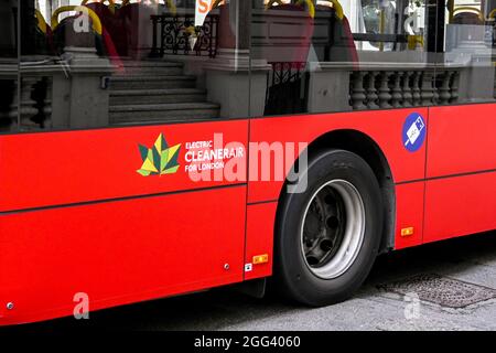 London, England - 2021. August: Schild an der Seite eines vollständig elektrisch betriebenen Londoner Busses Stockfoto