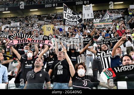 Turin, Italien. August 2021. Juventus-Fans jubeln beim Fußballspiel der Serie A 2021/2022 zwischen dem FC Juventus und Empoli Calcio im Allianz-Stadion in Turin (Italien) am 28. August 2021 an. Foto Andrea Staccioli/Insidefoto Kredit: Insidefoto srl/Alamy Live News Stockfoto