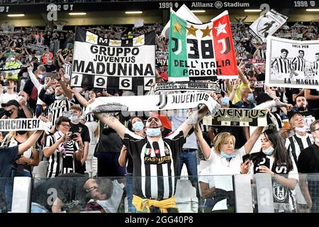 Turin, Italien. August 2021. Juventus-Fans jubeln beim Fußballspiel der Serie A 2021/2022 zwischen dem FC Juventus und Empoli Calcio im Allianz-Stadion in Turin (Italien) am 28. August 2021 an. Foto Andrea Staccioli/Insidefoto Kredit: Insidefoto srl/Alamy Live News Stockfoto