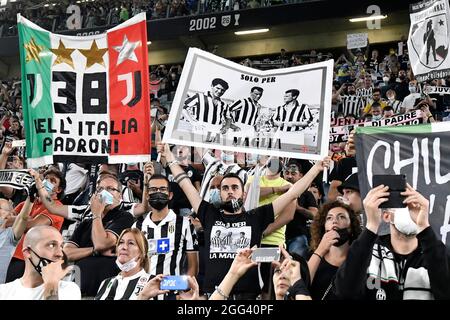 Turin, Italien. August 2021. Juventus-Fans jubeln beim Fußballspiel der Serie A 2021/2022 zwischen dem FC Juventus und Empoli Calcio im Allianz-Stadion in Turin (Italien) am 28. August 2021 an. Foto Andrea Staccioli/Insidefoto Kredit: Insidefoto srl/Alamy Live News Stockfoto