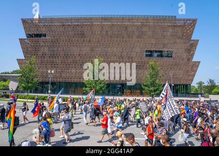 Philadelphia, Pennsylvania, USA. August 2021. Der Marsch um die Stimmrechte geht am Samstag des African American Museum in Washington, DC, vorbei. Reverend Al Sharpton und Martin Luther King III. Führten den marsch durch die Straßen von DC zum 58. Jahrestag des Marsches auf Washington unter der Leitung von Martin Luther King, Jr. (Bildquelle: © Jim z. Rider/ZUMA Press Wire) Stockfoto