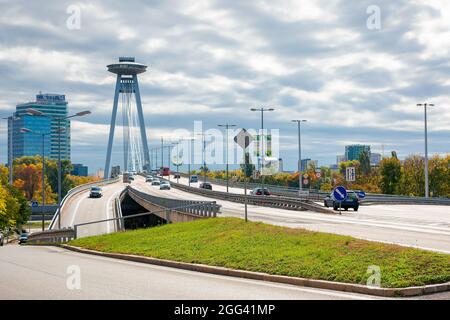 bratislava, slowakei - Okt 16, 2019: Brücke durch die donau. Sonniges Wetter mit Wolken am Himmel. Stadtbild der slowakischen Hauptstadt im Herbst. Blick von Stockfoto