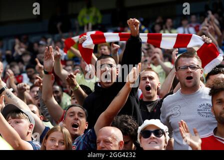 Manchester, England, 28. August 2021. Arsenal-Fans reagieren während des Spiels der Premier League im Etihad Stadium in Manchester. Bildnachweis sollte lauten: Darren Staples / Sportimage Stockfoto