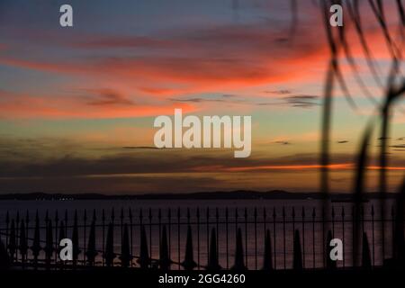 Salvador, Bahia, Brasilien - 11. Juni 2021: Silhouette aus Geländern mit Speeren, Bäumen und einem Laternenpfosten auf dem Castro Alves Platz in Salvador, Bahia. Stockfoto